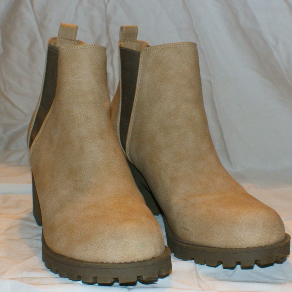 Dirty Laundry Women's Lisbon Block Heel Bootie Natural Buck color size 10
